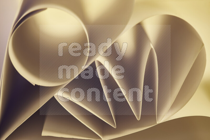 عرض فني لطيات الورق تخلق مزيج من الأشكال الهندسية، مضاءة بإضاءة ناعمة بدرجات دافئة