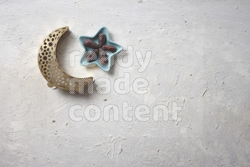 تمر في وعاء فخاري مع فانوس