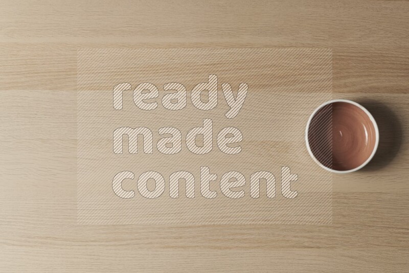 وعاء فخاري بني على خلفية خشبية فاتحة