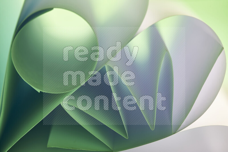 عرض فني لطيات الورق تخلق مزيج من الأشكال الهندسية، مضاءة بإضاءة ناعمة بدرجات اللون الأخضر والأحمر