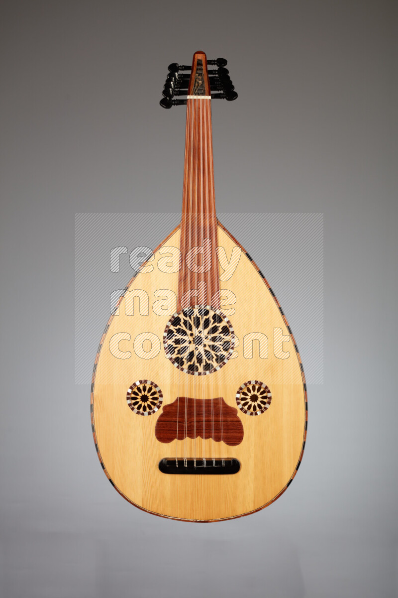 عودي خشبي بني على خلفية رمادية