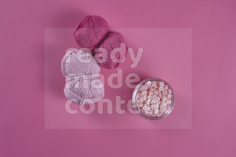 مجموعة من أدوات الخياطة والتفصيل زهرية اللون على خلفية زهرية