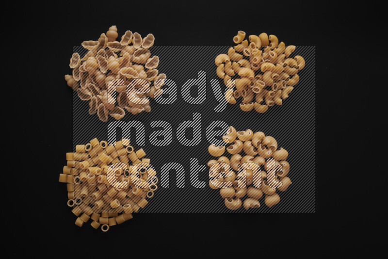 أنواع مختلفة من المعكرونة علي خلفية سوداء