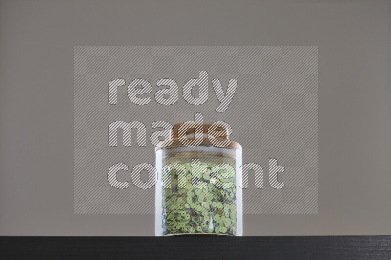 ترتر ملون في وعاء زجاجي علي خلفية سوداء