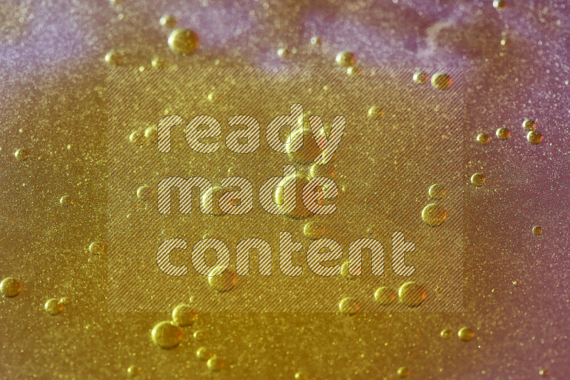 لقطات مقربة لقطرات ألوان مائية صفراء على سطح الزيت على خلفية وردية