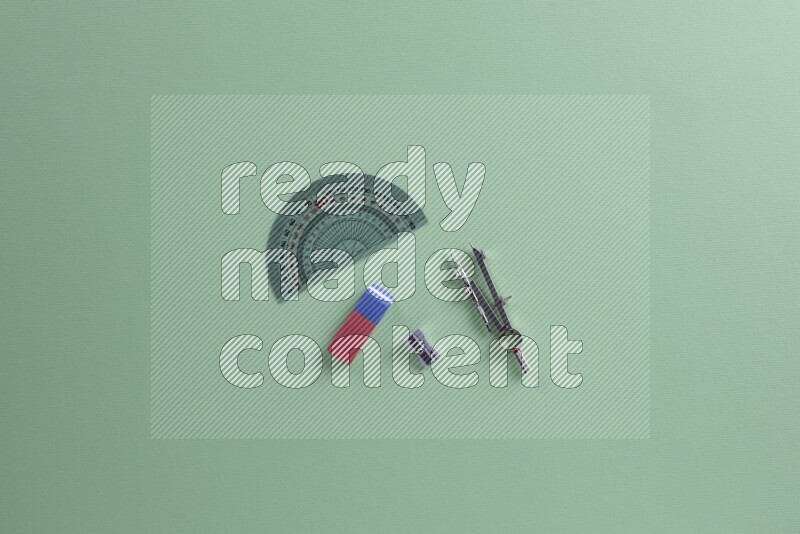 مستلزمات مدرسية مختلفة على خلفية خضراء