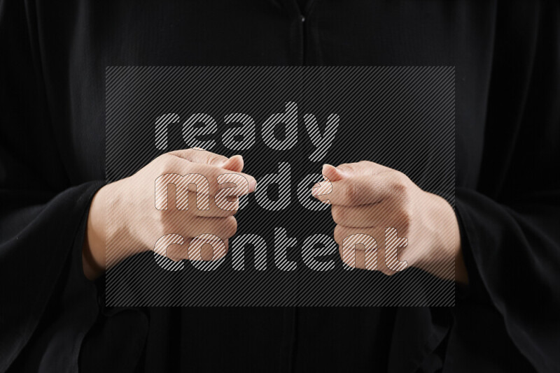 امرأة تشير بيديها بلغة الإشارات المختلفة