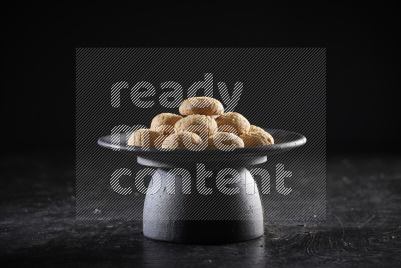 كحك علي صحن تقديم علي خلفية سوداء