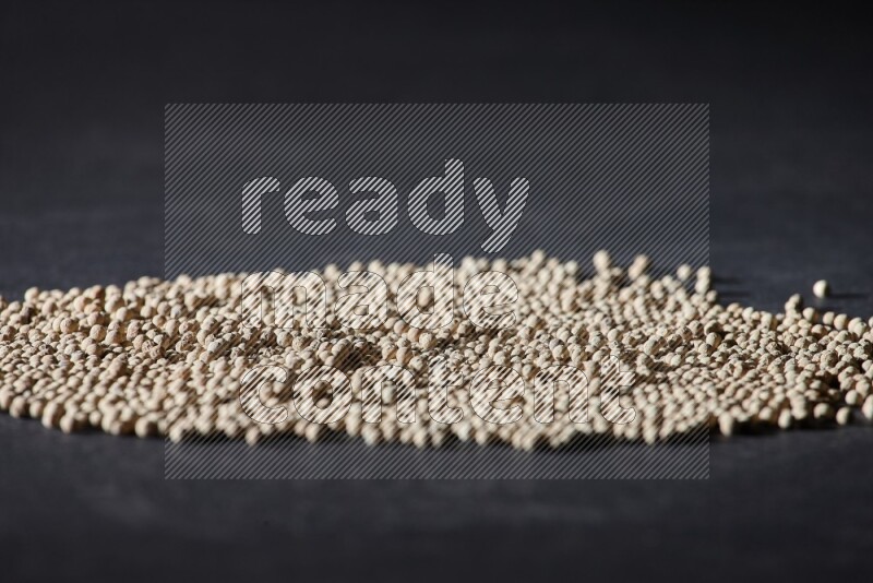 حبات الفلفل الأبيض علي أرضية سوداء