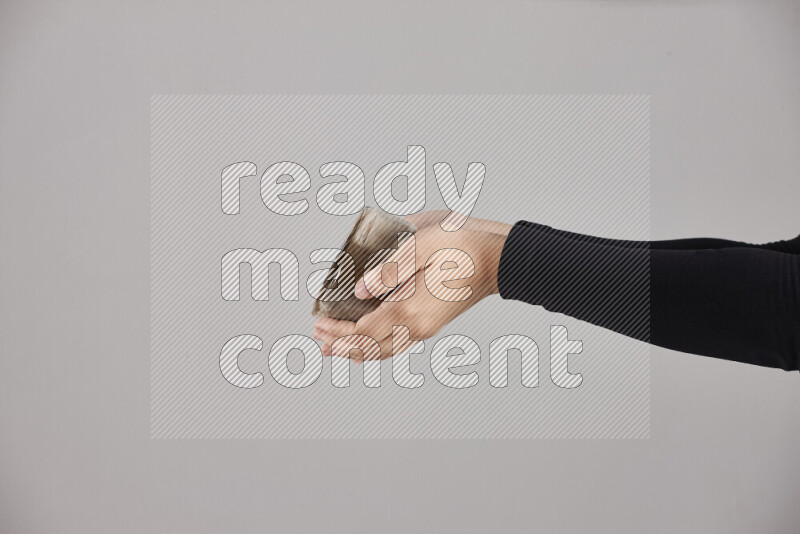 امرأة ترتدي عباءة سوداء تحمل أدوات فخارية مختلفة في أوضاع متعددة