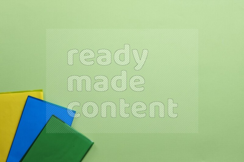 دفاتر ملاحظات متعددة الألوان علي خلفية خضراء