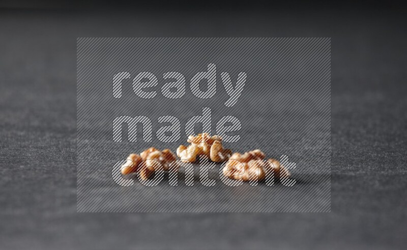 3 حبات من الجوز علي خلفية سوداء