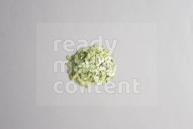 ترتر مسطح متعدد الألوان على خلفية رمادية