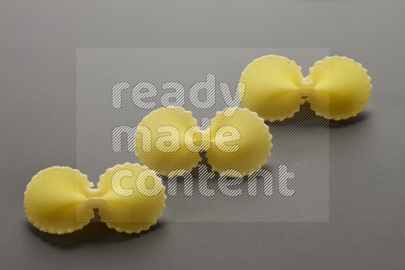 معكرونة فيونكة علي خلفية رمادية