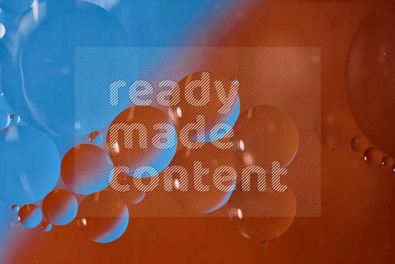 لقطات مقربة لفقاعات من الزيت على سطح الماء باللون الأزرق والبرتقالي