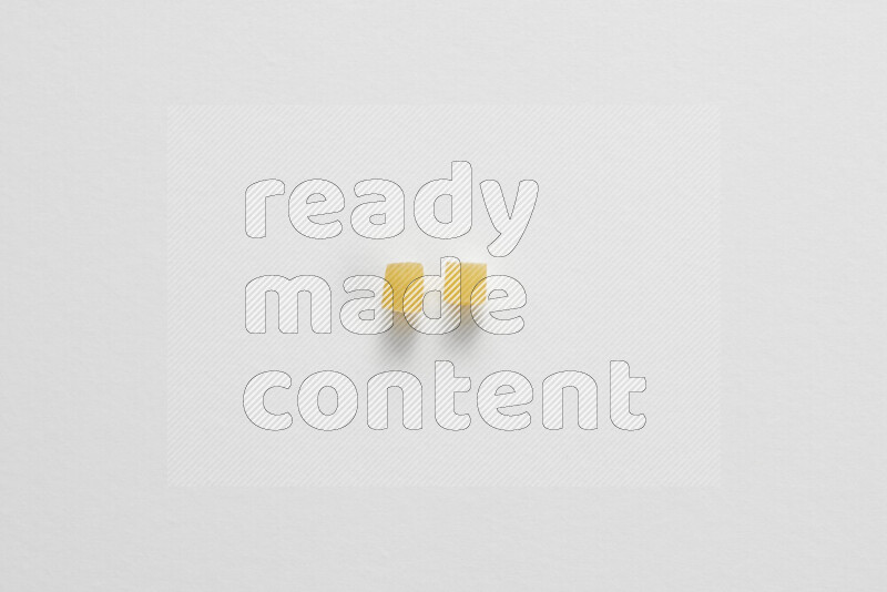 معكرونة مرمرية علي خلفية بيضاء