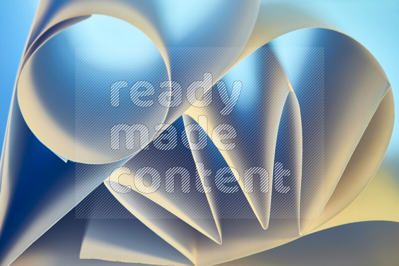 عرض فني لطيات الورق تخلق مزيج من الأشكال الهندسية، مضاءة بإضاءة ناعمة بدرجات اللون الأزرق والالوان الدافئة