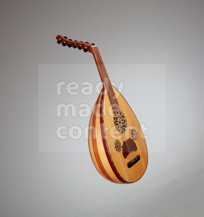 عودي خشبي بني على خلفية رمادية