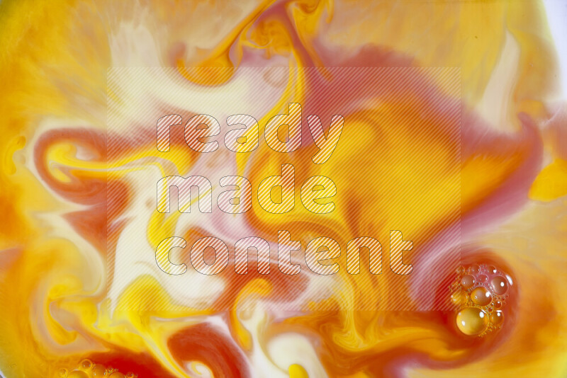 لقطة مقربة لأنماط دوامية باللون البرتقالي والأحمر والأبيض