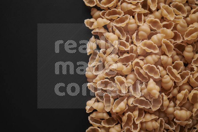 أنواع مختلفة من المعكرونة علي خلفية سوداء