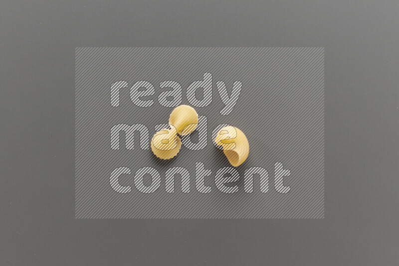 معكرونة فيونكة مع أنواع أخري من المعكرونة علي خلفية رمادية