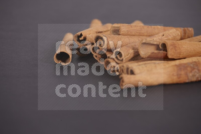 أعواد من القرفة علي خلفية سوداء