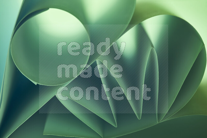 عرض فني لطيات الورق تخلق مزيج من الأشكال الهندسية، مضاءة بإضاءة ناعمة بدرجات اللون الأخضر