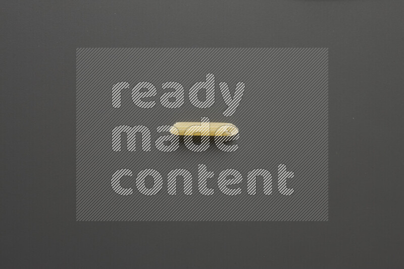 معكرونة فرن صغيرة علي خلفية رمادية