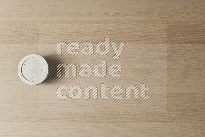 وعاء فخاري أبيض على خلفية خشبية فاتحة