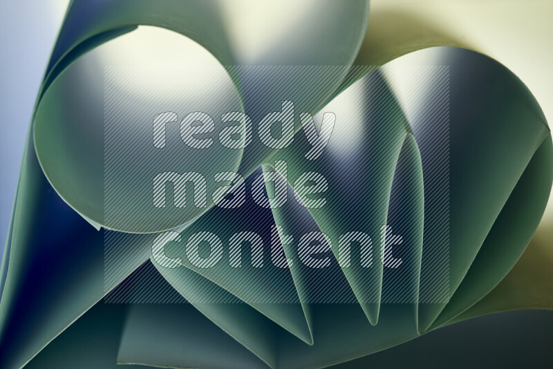 عرض فني لطيات الورق تخلق مزيج من الأشكال الهندسية، مضاءة بإضاءة ناعمة بدرجات اللون الأخضر