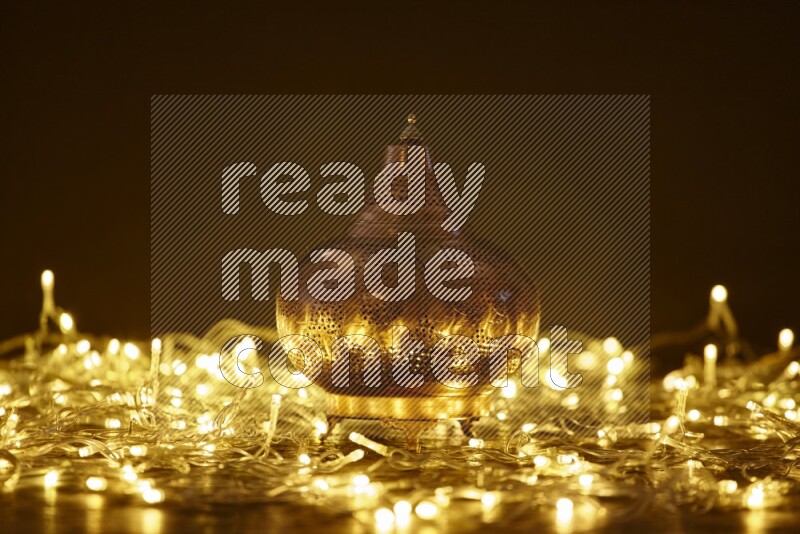 فانوس رمضان تقليدي محاط بأضواء الزينة المتوهجة