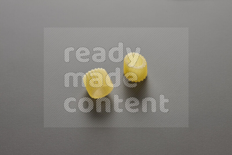 معكرونة خواتم علي خلفية رمادية