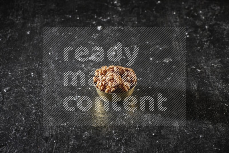 مكسرات في وعاء معدني علي خلفية سوداء