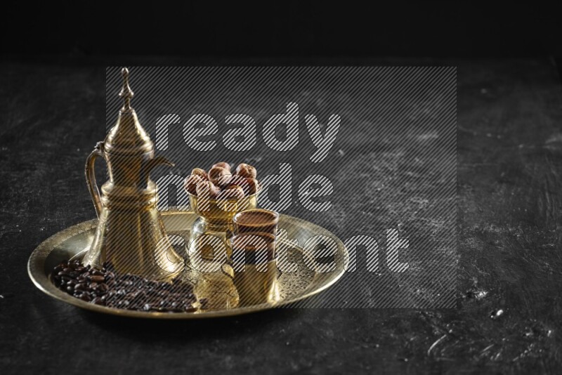 تمر مع مشروب ساخن على صينية معدنية