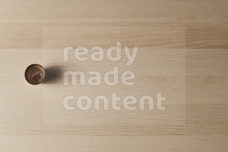 كأس فخاري على خلفية خشبية فاتحة