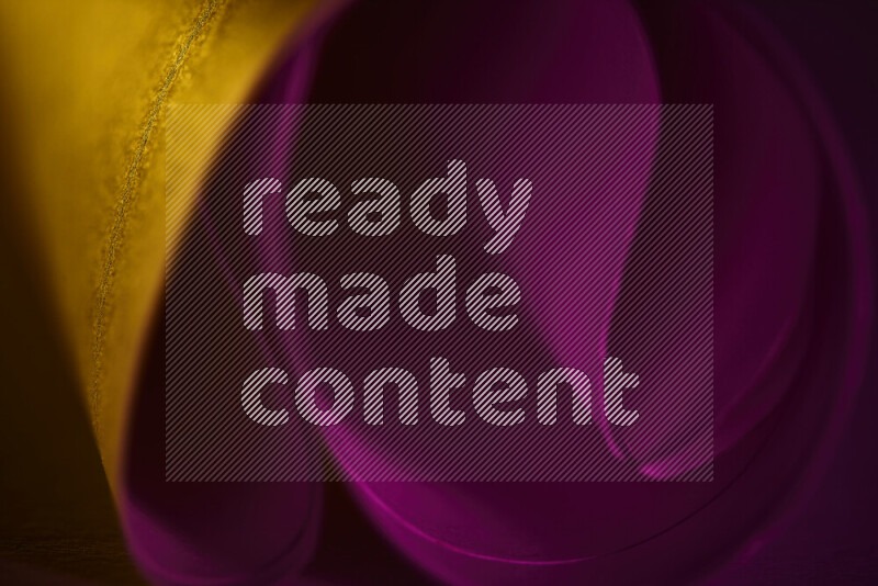 فن تجريدي يعرض منحنيات وتدرجات اللون الأصفر والوردي مكونه بضوء ملون