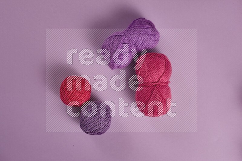 مجموعة من أدوات الخياطة والتفصيل زهرية وأرجوانية اللون على خلفية أرجوانية