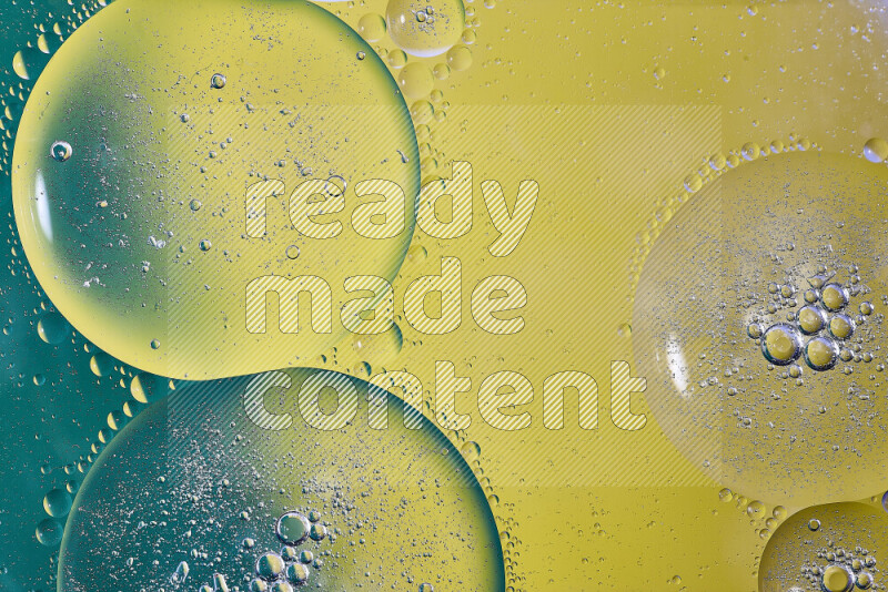 لقطات مقربة لفقاعات من الزيت على سطح الماء باللون الأخضر والأصفر