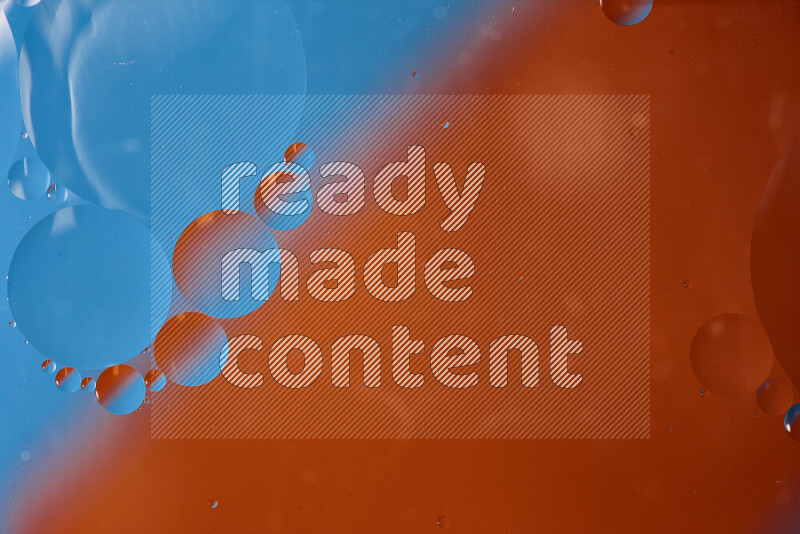 لقطات مقربة لفقاعات من الزيت على سطح الماء باللون الأزرق والبرتقالي