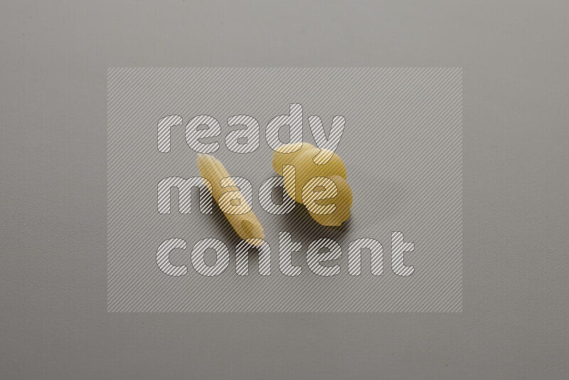 معكرونة فرن صغيرة مع أنواع أخري من المعكرونة علي خلفية رمادية