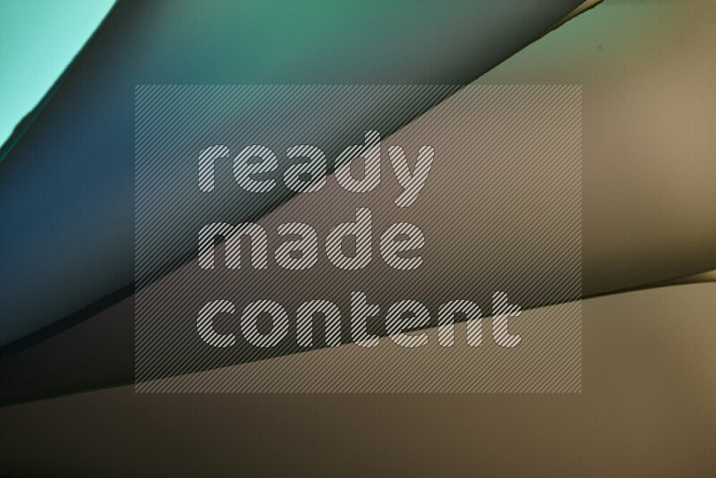 فن تجريدي يعرض منحنيات مع تدرجات الألوان الدافئة والباردة مكونه بضوء ملون