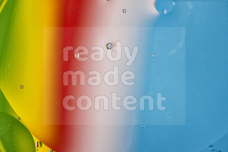 لقطات مقربة لفقاعات من الزيت على سطح الماء بألوان متنوعة