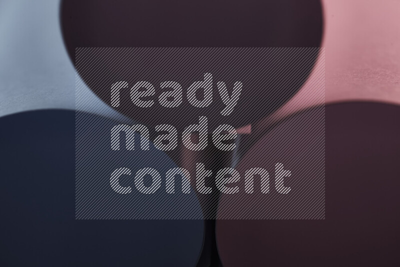 الصورة تعرض فن ورقي تجريدي بأشكال دائرية بدرجات متنوعة من اللون الأزرق والأحمر