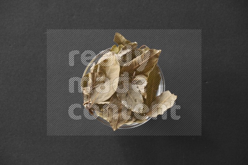 أوراق الغار في وعاء زجاجي علي خلفية سوداء