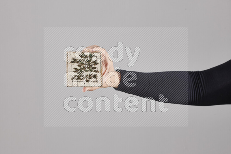 امرأة ترتدي عباءة سوداء تحمل أدوات فخارية مختلفة في أوضاع متعددة