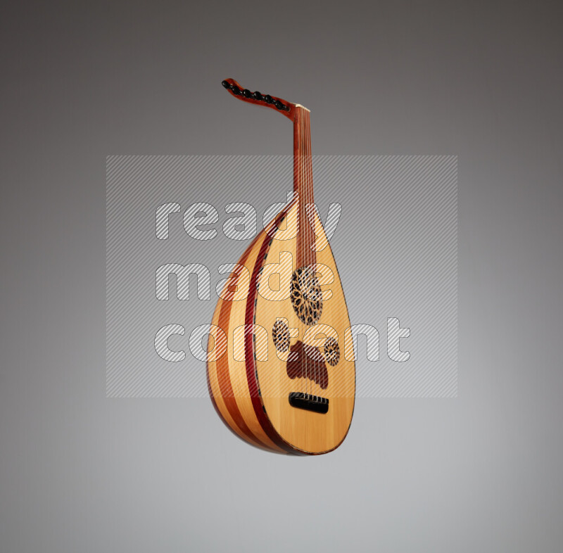 عودي خشبي بني على خلفية رمادية