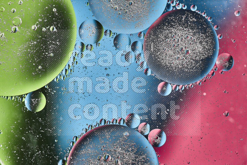 لقطات مقربة لفقاعات من الزيت على سطح الماء باللون الوردي والأخضر والأزرق