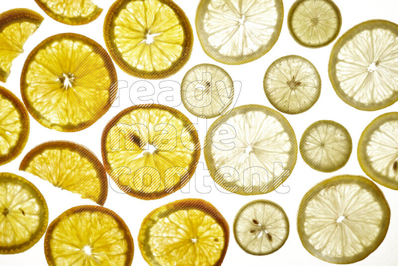 شرائح خضراوات وفواكه متنوعة علي خلفية بيضاء مضيئة