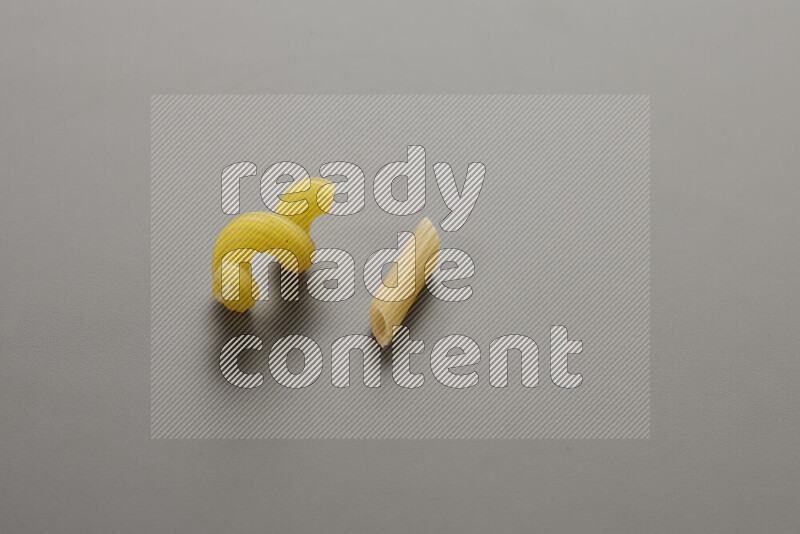 معكرونة تويست مع أنواع أخري من المعكرونة علي خلفية رمادية