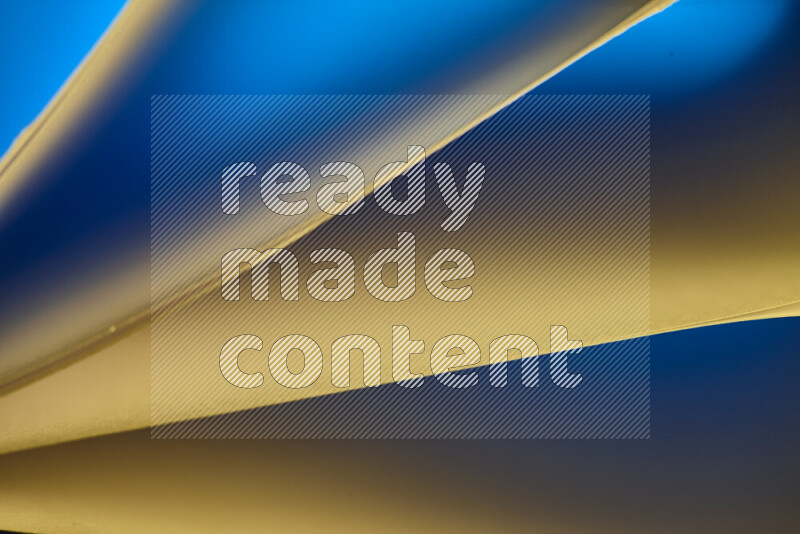 فن تجريدي يعرض منحنيات مع تدرجات الألوان الدافئة والباردة مكونه بضوء ملون